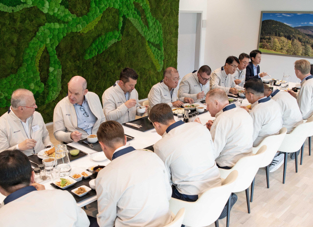 정의선(가운데) 현대차그룹 회장이 현대차 체코공장 및 유럽권역 근무 현지 임직원들과 오찬을 함께하며 격려하고 있다. 현대차그룹 제공